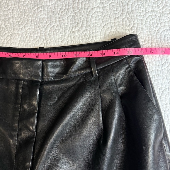 The Effortless Pant™ New
High-waisted wide-leg Vegan Leather pants si 10 - Picture 10 of 16